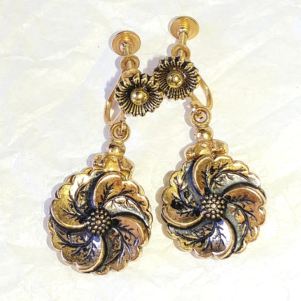 VINTAGE GOLDTONE SCREWBACK EARRINGS - ANTIQUED FLORAL DESIGN